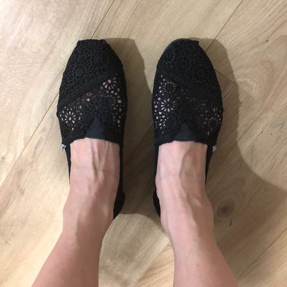 Toms black lace slip ons size 6 - Picture 1 of 3